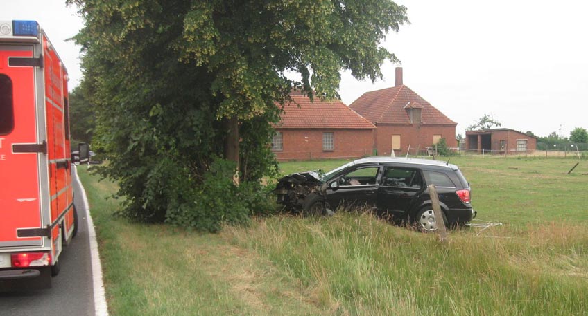 Auto kommt von der Stra&szlig;e ab und prallt gegen Baum