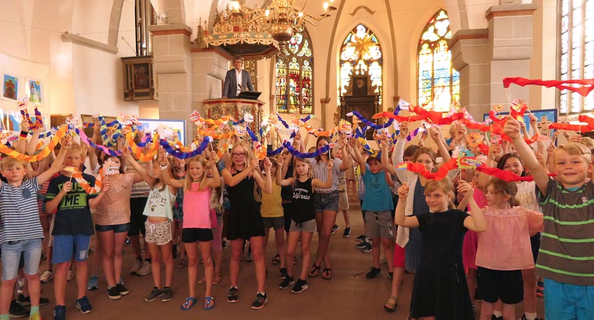 Internationaler Wettbewerb: Kinder malen Bilder aus ihrer Heimat Internationaler Wettbewerb: Kinder malen Bilder aus ihrer Heimat