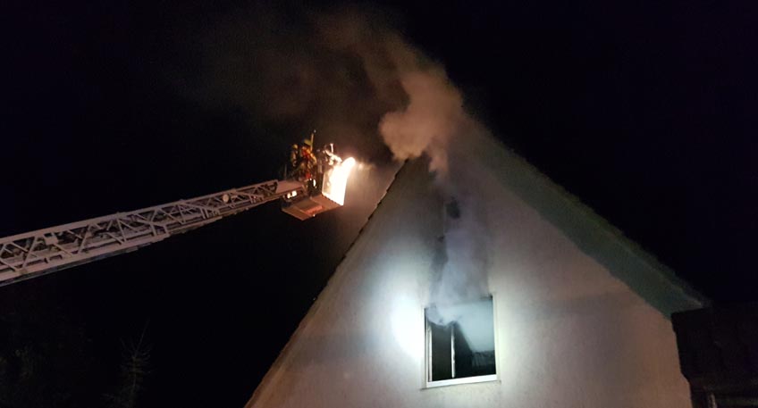 Am späten Samstagabend wurden die Feuerwehren Röcke, Evesen, Cammer, Bückeburg-Stadt und die ELW-Gruppe der Stadtfeuerwehr zu einem Wohnhausbrand mit Person in Gefahr nach Röcke alarmiert. Als die ersten Einsatzkräfte um Einsatzleiter Andrè Broisch an der Einsatzstelle eintrafen, konnten glücklicherweise keine Personen im Gebäude angetroffen werden. So konzentrierten sie sich auf die Brandbekämpfung.