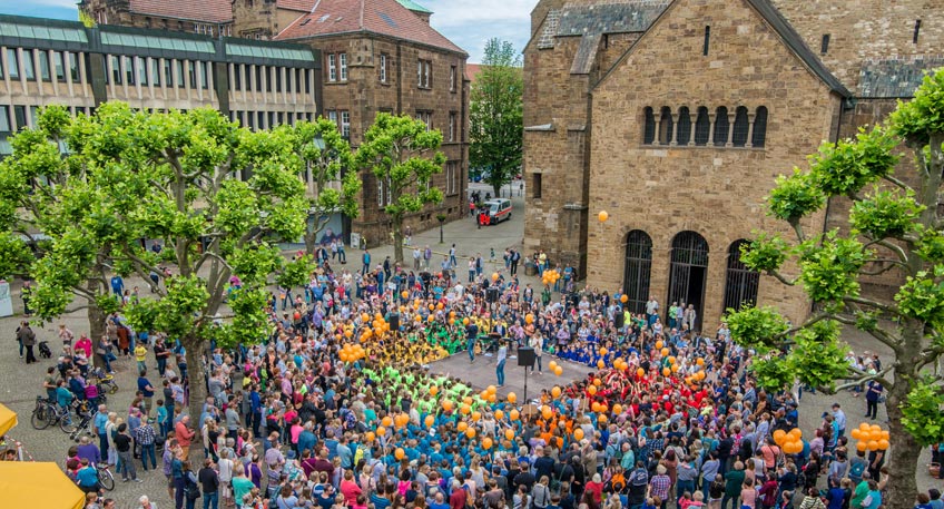 Auftritt für größten Chor der Stadt auf dem Kleinen Domhof