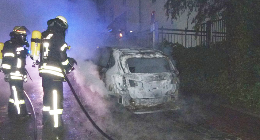 Fahrzeugbrand in der Petersilienstraße war Brandstiftung Fahrzeugbrand in der Petersilienstraße war Brandstiftung