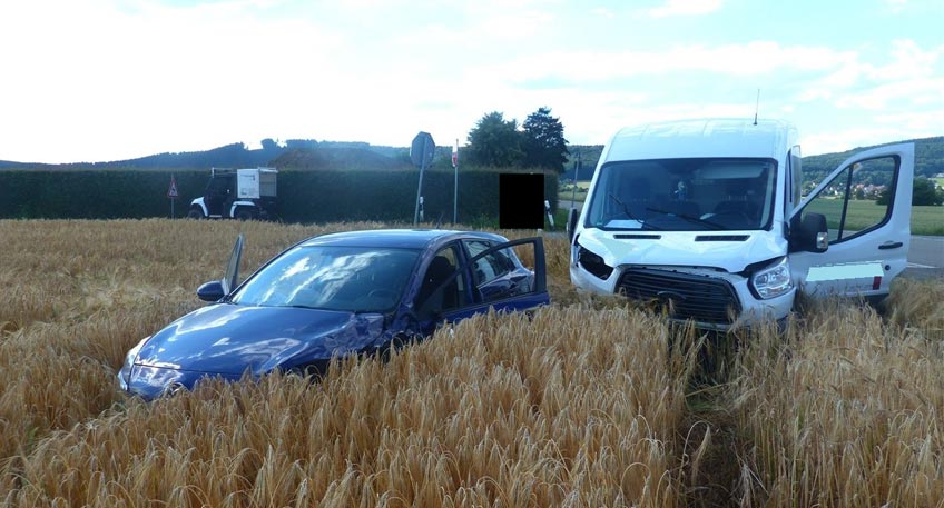 Fahrzeuge landen nach Unfall im Getreidefeld Fahrzeuge landen nach Unfall im Getreidefeld