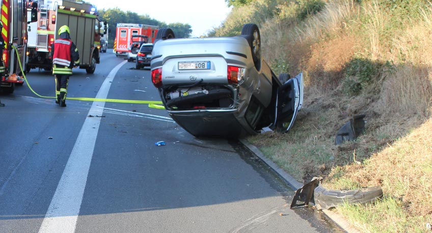 Fahrer übermüdet - Auto überschlägt sich auf A2