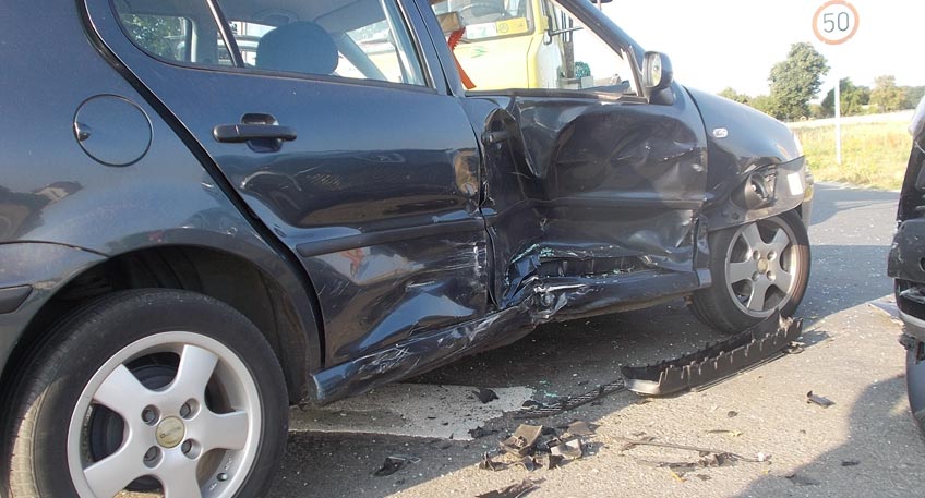 Auto übersehen: Eine verletzte Person und hoher Schaden