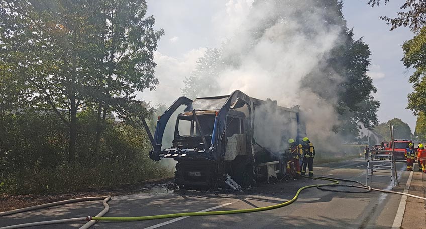 Brennender Müllwagen sorgt für Großeinsatz