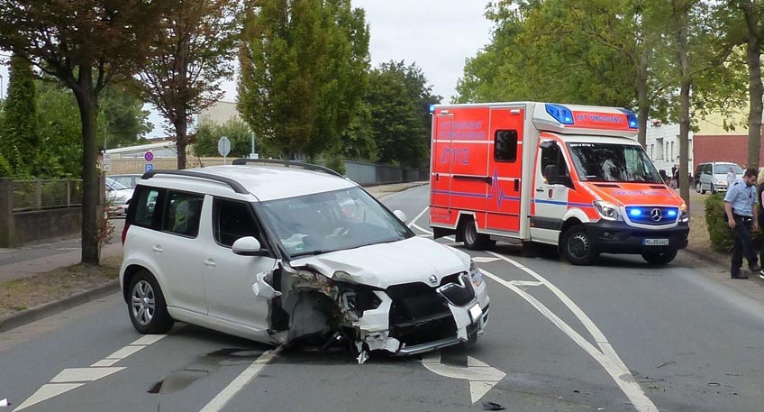 Gesundheitliche Probleme: Auto prallt gegen Baum