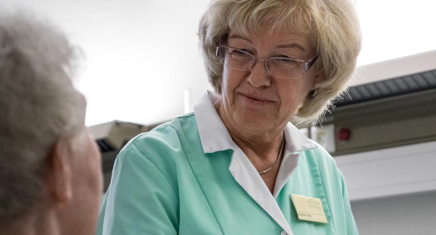 Die ehrenvolle Arbeit der Grünen Damen im Krankenhaus Die ehrenvolle Arbeit der Grünen Damen im Krankenhaus