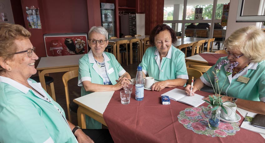 Die ehrenvolle Arbeit der Grünen Damen im Krankenhaus Die ehrenvolle Arbeit der Grünen Damen im Krankenhaus