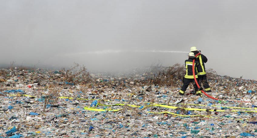 Das Feuer auf der Mülldeponie Pohlsche Heide ist heute am Morgen wieder ausgebrochen. Gestern wurde der Einsatz zunächst beendet. Seit Dienstag brannte dort auf einer Fläche von 500 qm aufbereiteter Haus- und Gewerbemüll, sogenannte Ersatzbrennstoffe. Der Müll ist für die energetische Verwertung im Mindener Heizkraftwerk vorgesehen. 