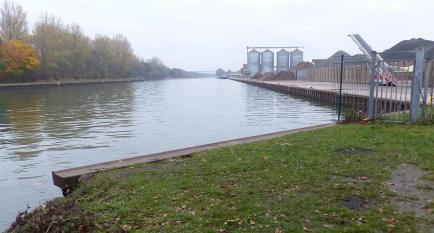 Seit Samstag wird ein 65-jähriger Angler aus Preußisch Oldendorf (Kreis Minden-Lübbecke) vermisst. Der Mann war letztmalig in den frühen Morgenstunden mit seiner Ausrüstung am Hafenbecken von Getmold am Mittellandkanal gesehen worden.