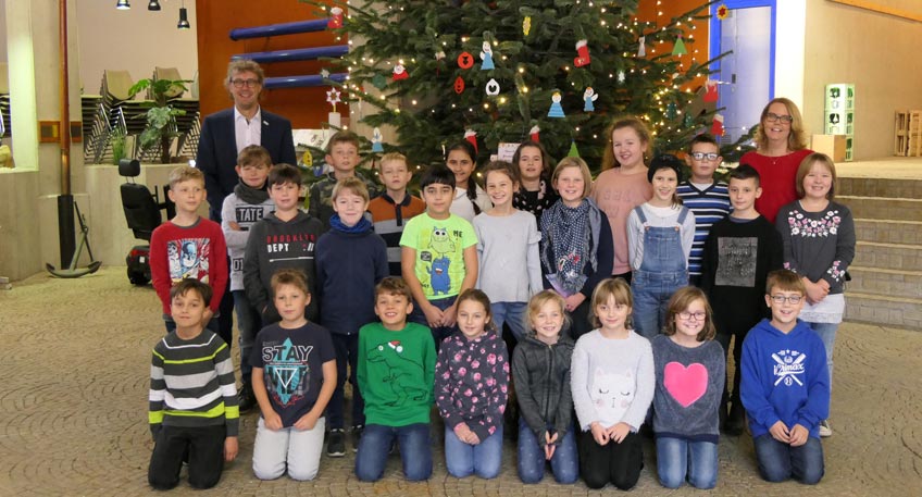Mindener Grundschüler schmückten Tanne im Rathaus
