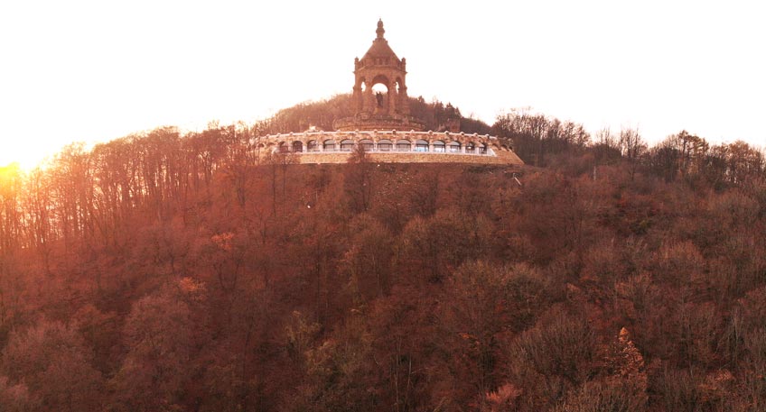 Wie in den vergangenen Jahren ist davon auszugehen, dass viele Menschen das neue Jahr am Kaiser-Wilhelm-Denkmal begrüßen wollen. Durch das zu erwartende hohe Verkehrsaufkommen kann es jedoch zu gravierenden Sicherheitsproblemen kommen.