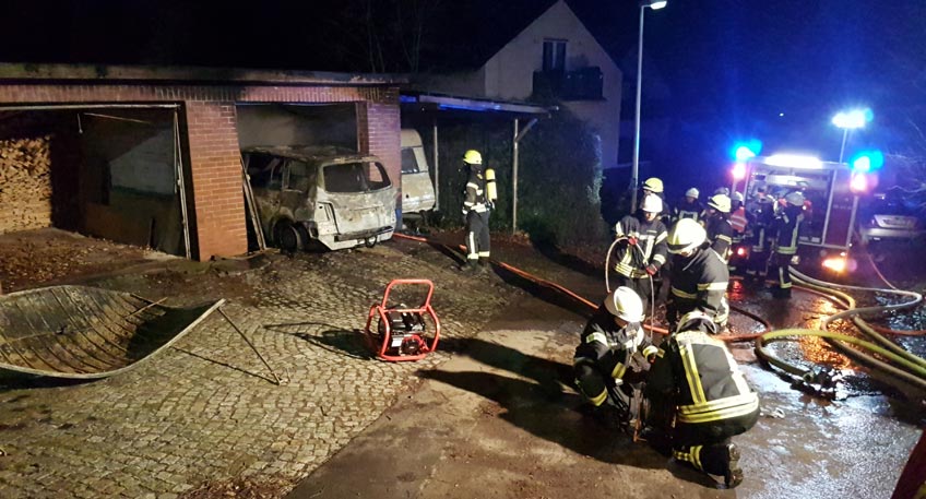 Brennende Garage sorgt für nächtlichen Feuerwehr-Einsatz