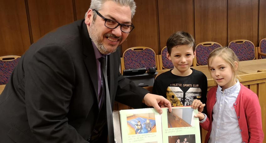 Kinder und Jugendliche im Gespräch mit dem Bürgermeister Kinder und Jugendliche im Gespräch mit dem Bürgermeister