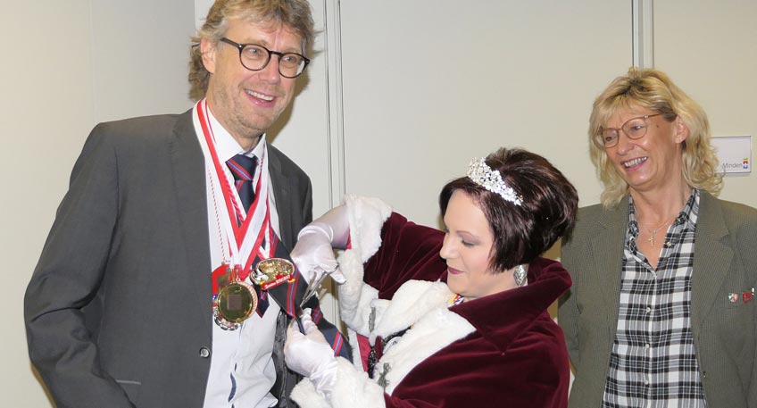 Weiberfastnacht: Mindens Bürgermeister opfert seine Krawatte Weiberfastnacht: Mindens Bürgermeister opfert seine Krawatte