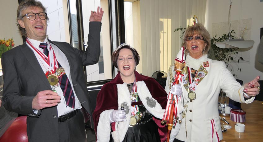 Weiberfastnacht: Mindens Bürgermeister opfert seine Krawatte Weiberfastnacht: Mindens Bürgermeister opfert seine Krawatte