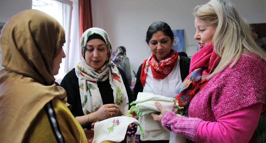 Geflüchtete Frauen nähen für den plastikfreien Einkauf Geflüchtete Frauen nähen für den plastikfreien Einkauf