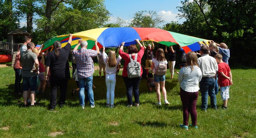 Der Pflegekinderdienst und die Adoptionsvermittlungsstelle der Stadt Minden veranstaltete für Pflege- und Adoptivfamilien ein Familienfest im Kreativzentrum Anne Frank an der Salierstraße. Bei schönstem Wetter mit viel Sonne wurde gemeinsam gefeiert. Zum Fest konnte die stellvertretene Bürgermeisterin Ulrieke Schulze rund 40 Erwachsene und nahezu 40 Kinder begrüßen. Auch einige neue Pflegefamilien waren mit dabei.