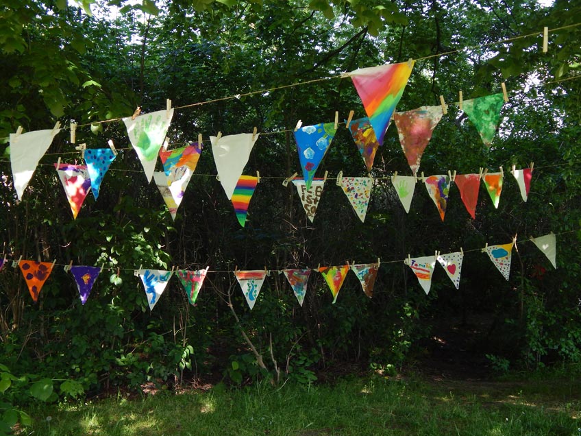 Der Pflegekinderdienst und die Adoptionsvermittlungsstelle der Stadt Minden veranstaltete für Pflege- und Adoptivfamilien ein Familienfest im Kreativzentrum Anne Frank an der Salierstraße. Bei schönstem Wetter mit viel Sonne wurde gemeinsam gefeiert. Zum Fest konnte die stellvertretene Bürgermeisterin Ulrieke Schulze rund 40 Erwachsene und nahezu 40 Kinder begrüßen. Auch einige neue Pflegefamilien waren mit dabei.