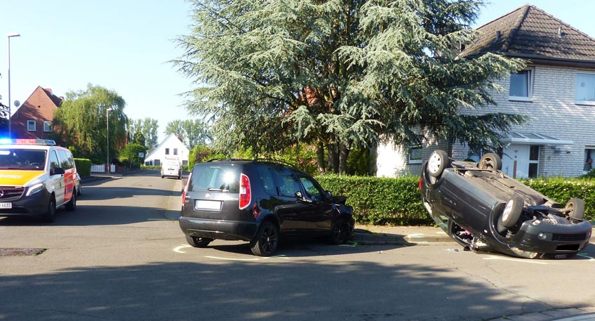 Unfall in Tempo 30-Zone: Auto landet auf dem Dach