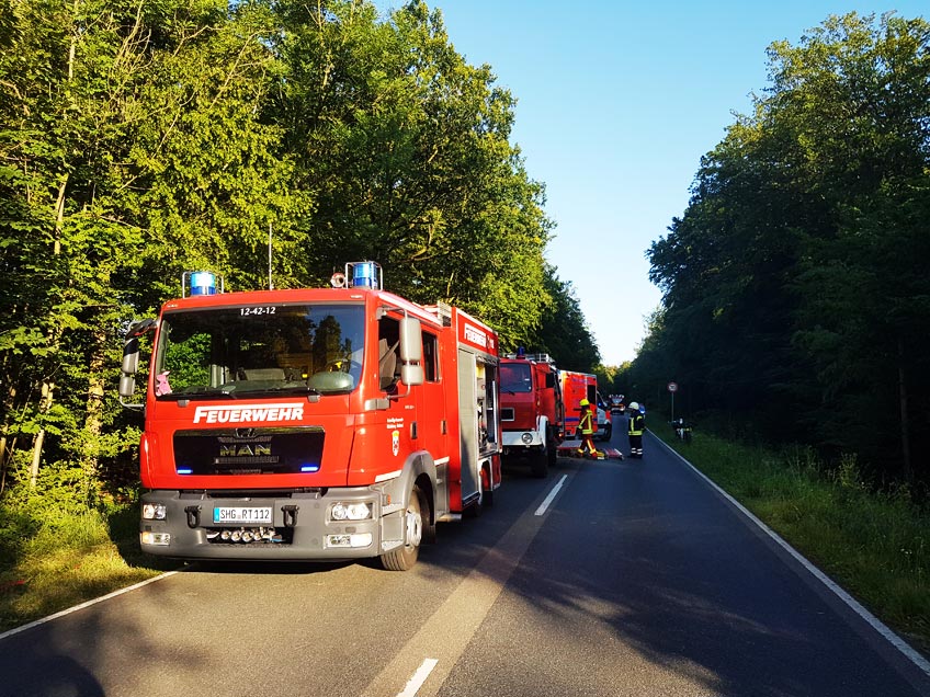 Am Sonntagabend wurden die Feuerwehren Meinsen-Warber-Achum, Rusbend, Bückeburg-Stadt und die ELW-Gruppe der Stadtfeuerwehr zu einem schweren Verkehrsunfall mit mehreren eingeklemmten Personen in den Schaumburger Wald nach Rusbend alarmiert.