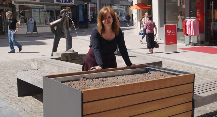 Am Donnerstagmorgen brachten die „Städtischen Betriebe“ (SBM) die vier neuen Pflanzkästen für die „Essbare Stadt“ in die Mindener Innenstadt. Zusammen mit Christine Krumme von der SBM und der Stadtplanerin der Stadt Minden Sabine Hauptmeier wurden die neuen Plätze am Poos, Scharn und am Kaak ausgewählt.