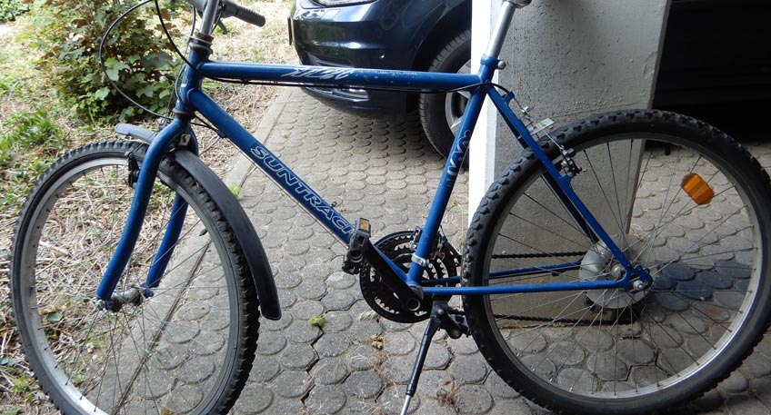 Bei den Rädern handelt es sich um ein silbergelbes Mountainbike mit der Beschriftung "Iron Track", um ein blaues Mountainbike mit der Aufschrift "Suntrack" sowie um ein schwarzes Trekking-Rad mit der Bezeichnung "Bulls Cross Tail".