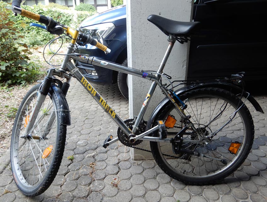 Bei den Rädern handelt es sich um ein silbergelbes Mountainbike mit der Beschriftung "Iron Track", um ein blaues Mountainbike mit der Aufschrift "Suntrack" sowie um ein schwarzes Trekking-Rad mit der Bezeichnung "Bulls Cross Tail".