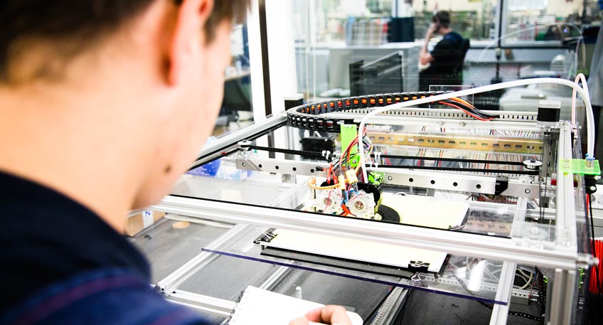 Technik hinterm Essen. Azubis in der Lebensmittelindustrie sind längst am 3D-Drucker aktiv. Die Gewerkschaft NGG weist auf freie Ausbildungsplätze in der Branche hin.