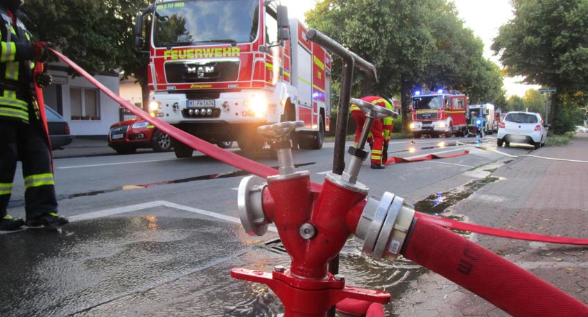 Am Morgen, gegen 5.21 Uhr, wurde die Feuerwehr Minden zu einem Brand in der Staiftsallee gerufen. Beim Eintreffen der ersten Einsatzkräfte drang dichter Rauch aus einem im Erdgeschoss gelegenen Restaurant und einer im Obergeschoss gelegenen Wohnung Ein Hausbewohner konnte sich selbstständig ins Freie retten, eine weitere Bewohnerin wurde von der Feuerwehr über Steckleitern von einem Balkon gerettet.