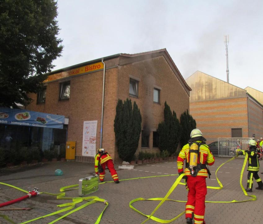 Am Morgen, gegen 5.21 Uhr, wurde die Feuerwehr Minden zu einem Brand in der Staiftsallee gerufen. Beim Eintreffen der ersten Einsatzkräfte drang dichter Rauch aus einem im Erdgeschoss gelegenen Restaurant und einer im Obergeschoss gelegenen Wohnung Ein Hausbewohner konnte sich selbstständig ins Freie retten, eine weitere Bewohnerin wurde von der Feuerwehr über Steckleitern von einem Balkon gerettet.