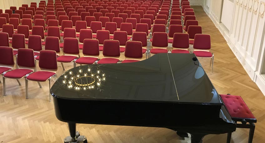 Die Sanierung der Aula war und ist ein Gemeinschaftsprojekt – darauf legen alle Beteiligten großen Wert. Die Stadt Minden, die Schule und viele Sponsoren haben es möglich gemacht, dass nun die historische Aula in neuem Glanz erstrahlt.