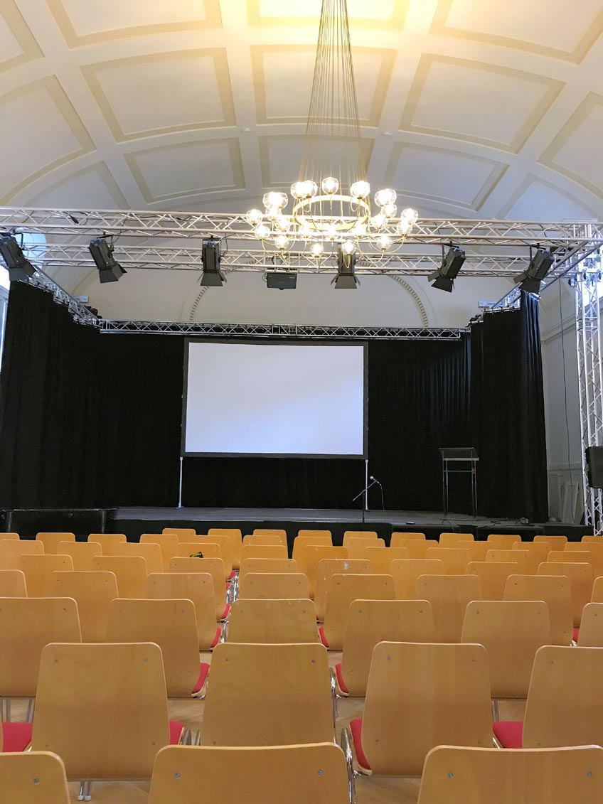 Die Sanierung der Aula war und ist ein Gemeinschaftsprojekt – darauf legen alle Beteiligten großen Wert. Die Stadt Minden, die Schule und viele Sponsoren haben es möglich gemacht, dass nun die historische Aula in neuem Glanz erstrahlt.