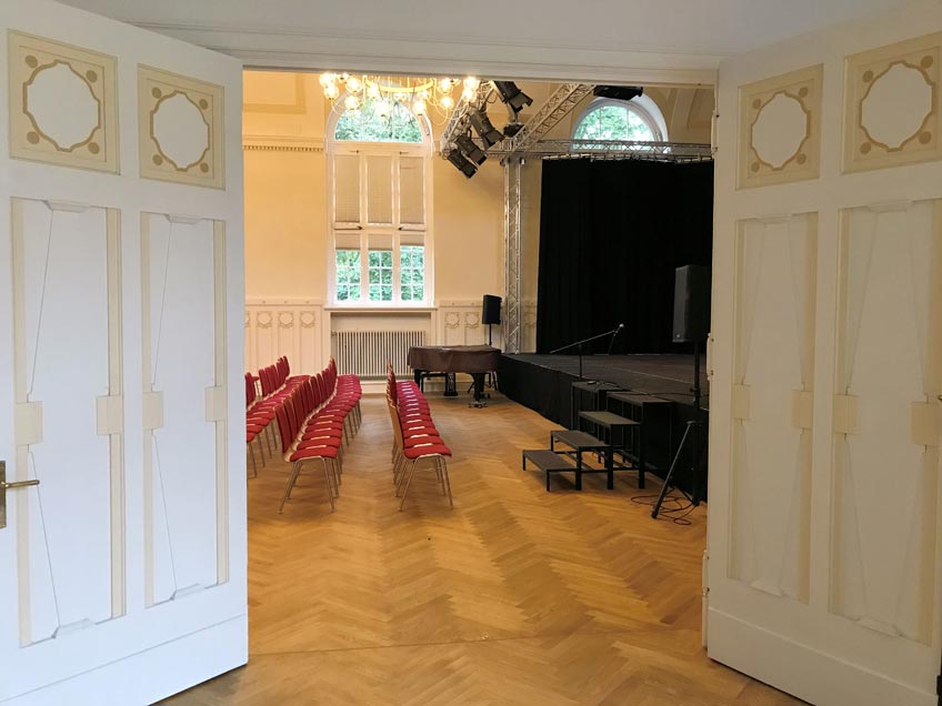 Die Sanierung der Aula war und ist ein Gemeinschaftsprojekt – darauf legen alle Beteiligten großen Wert. Die Stadt Minden, die Schule und viele Sponsoren haben es möglich gemacht, dass nun die historische Aula in neuem Glanz erstrahlt.