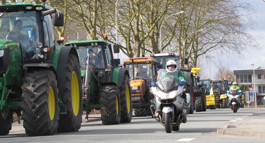 Mit einem Treckerkorso von L&uuml;bbecke &uuml;ber Minden bis nach Hille wollen Landwirte aus dem Kreis Minden-L&uuml;bbecke am Dienstag (22. Oktober) gegen die "&uuml;berbordenden Regelungen im Agrarbereich" demonstrieren. Die Polizei wird den Konvoi begleiten und rechnet auf der langen Wegstrecke mit Verkehrsst&ouml;rungen.