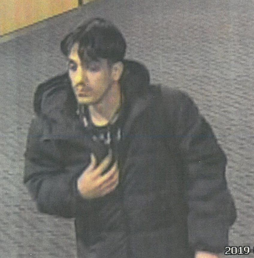 Mithilfe eines Fotos aus einer &Uuml;berwachungskamera hofft die Polizei im Kreis Minden-L&uuml;bbecke auf die Spur eines mutma&szlig;lichen Einbrechers zu kommen. Der Mann steht im Verdacht, im M&auml;rz dieses Jahres in eine Bankfiliale in der Breslauer Stra&szlig;e in Espelkamp eingedrungen zu sein. Aus dem B&uuml;robereich entwendete der Verd&auml;chtige einen kleineren Geldbetrag.