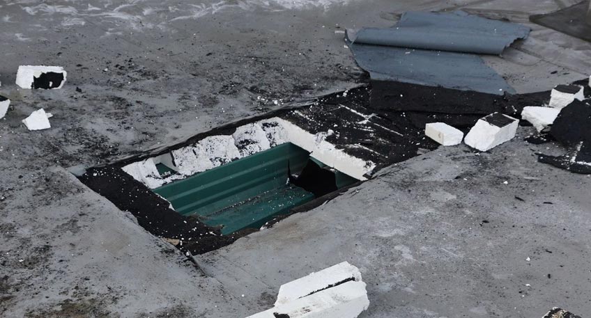 In der Nacht zu Sonntag sind Unbekannte in das Gebäude des E-Centers im Flurweg eingebrochen und haben dort aus einem Geldautomaten der Commerzbank Bargeld gestohlen. Die Unbekannten entkamen mit einem höheren Geldbetrag und verursachten einen größeren Sachschaden. Die Polizei bittet um Zeugenhinweise.