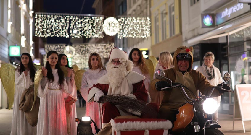 Vom 26. November bis zum 30. Dezember erstrahlt in der Mindener Innenstadt der Weih-nachtsmarkt in festlichem Lichterglanz. Umrahmt von Weihnachtstannen, Lichterketten und Ster-nen sorgen über 50 Marktstände auf dem historischen Marktplatz, am Scharn und am Obermarkt mit Leckereien und kreativen Geschenkideen für Weihnachtsflair und gemütliches Ambiente.