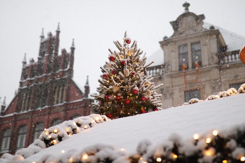 Vom 26. November bis zum 30. Dezember erstrahlt in der Mindener Innenstadt der Weih-nachtsmarkt in festlichem Lichterglanz. Umrahmt von Weihnachtstannen, Lichterketten und Ster-nen sorgen über 50 Marktstände auf dem historischen Marktplatz, am Scharn und am Obermarkt mit Leckereien und kreativen Geschenkideen für Weihnachtsflair und gemütliches Ambiente.