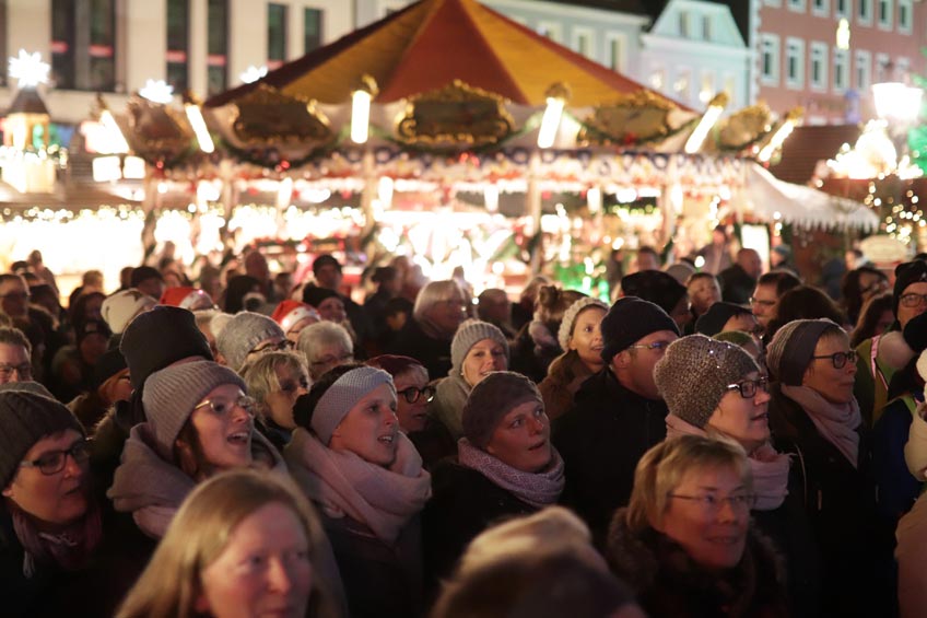 Vom 26. November bis zum 30. Dezember erstrahlt in der Mindener Innenstadt der Weih-nachtsmarkt in festlichem Lichterglanz. Umrahmt von Weihnachtstannen, Lichterketten und Ster-nen sorgen über 50 Marktstände auf dem historischen Marktplatz, am Scharn und am Obermarkt mit Leckereien und kreativen Geschenkideen für Weihnachtsflair und gemütliches Ambiente.