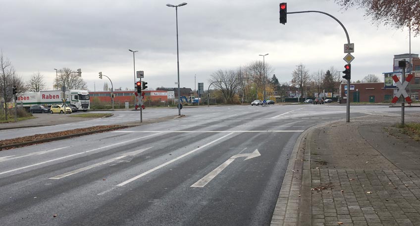 Für Auto- und Lkw-Fahrer hat sich an der Friedrich-Wilhelm-Straße etwas geändert. Seit Juli diesen Jahres ist die Verkehrsführung vor der Ampel, aus Richtung Leteln kommend, neu. Das Rechtabbiegen auf die Gustav-Heinemann-Brücke auf zwei Streifen ist bei gleichzeitiger Freigabe für den Fuß- und Radverkehr nicht zulässig.