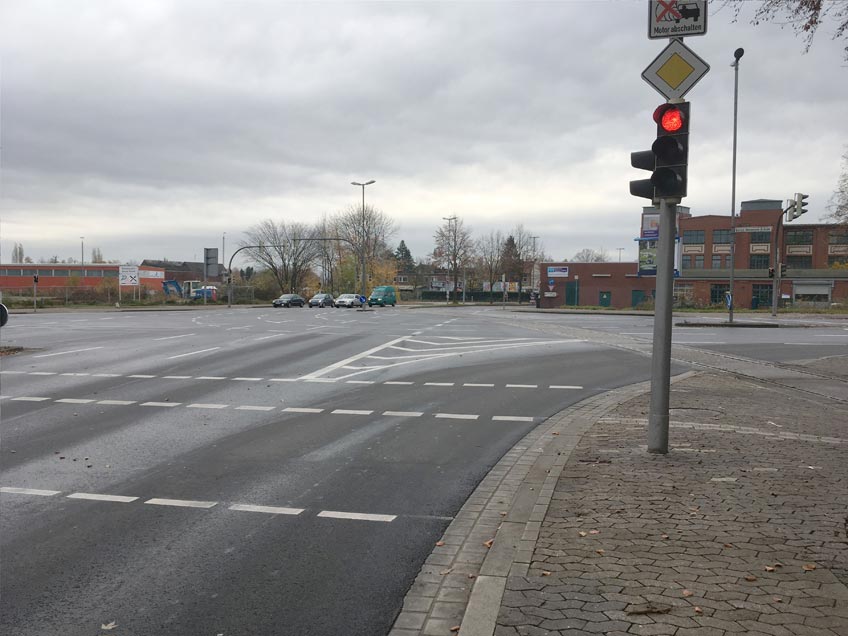 Für Auto- und Lkw-Fahrer hat sich an der Friedrich-Wilhelm-Straße etwas geändert. Seit Juli diesen Jahres ist die Verkehrsführung vor der Ampel, aus Richtung Leteln kommend, neu. Das Rechtabbiegen auf die Gustav-Heinemann-Brücke auf zwei Streifen ist bei gleichzeitiger Freigabe für den Fuß- und Radverkehr nicht zulässig.