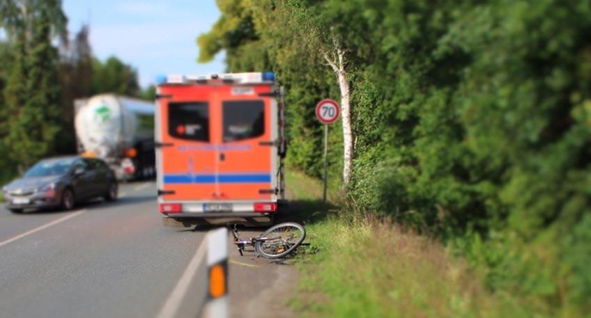 Der Radfahrer kam zu Fall und wurde von einer Rettungswagenbesatzung ins Klinikum nach Minden gebracht.