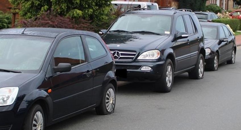 In der Nacht zu Freitag zogen Vandalen eine Spur der Verw&uuml;stung durch Preu&szlig;isch Oldendorf sowie die Orte Harlinghausen und Getmold. Ersten Erkenntnissen zufolge zerstachen die Unbekannten scheinbar wahllos an &uuml;ber 40 Autos einen oder zum Teil mehrere Reifen.
