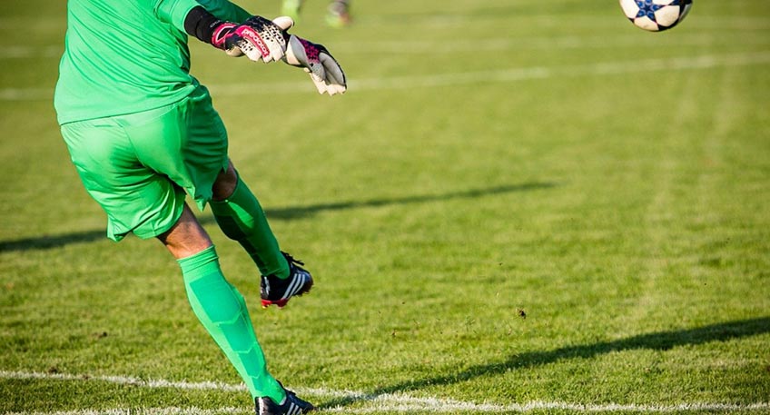 Ein Freundschaftsspiel zwischen den Fußballmannschaften des TuS Porta Westfalica und dem FC ROJ Minden auf dem Sportplatz am Wald in Nammen hat am Freitagabend ein unschönes Ende genommen und zu einem Polizeieinsatz geführt.