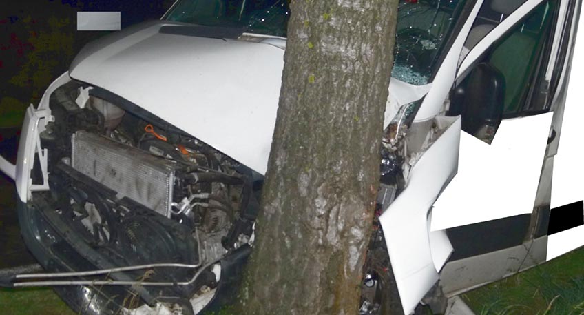 Am fr&uuml;hen Mittwochmorgen wurde die Polizei gegen drei Uhr auf die Brennhorster Stra&szlig;e nach Hille zu einem Unfall gerufen.  Dort fanden die Beamten einen VW Transporter vor, der zuvor offenbar von der Fahrbahn nach links abgekommen und &uuml;ber einen Leitpfosten hinweg gegen einen Stra&szlig;enbaum geprallt war.