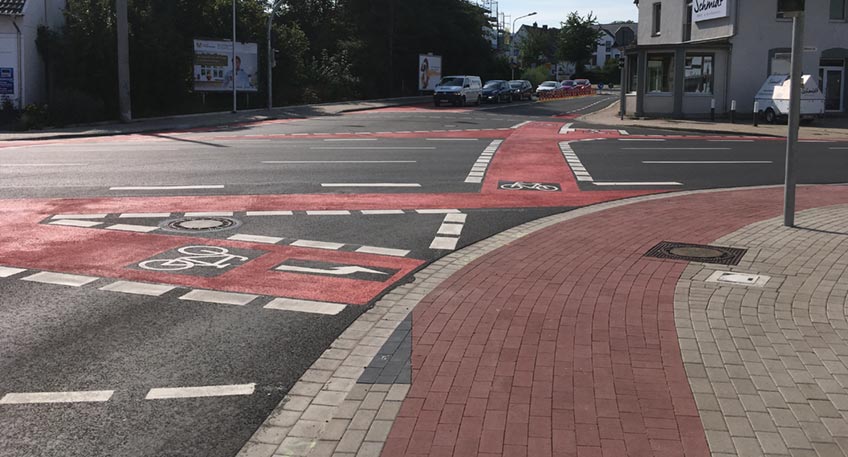 Die Baumaßnahme und Fahrbahnsanierung im Bereich Lübbecker Straße, Mindener Straße und Schwabenring waren Ausgangspunkt für die Verbesserung des Radverkehrs. Neu ist jetzt der Schutzstreifen an der Mindener Straße, der bis in den Kreuzungsbereich verlängert wurde.