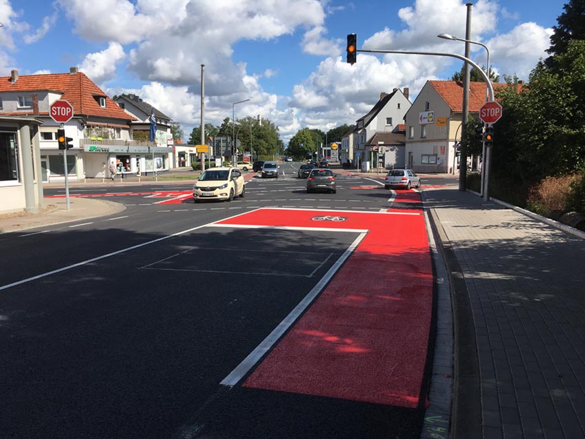 Die Baumaßnahme und Fahrbahnsanierung im Bereich Lübbecker Straße, Mindener Straße und Schwabenring waren Ausgangspunkt für die Verbesserung des Radverkehrs. Neu ist jetzt der Schutzstreifen an der Mindener Straße, der bis in den Kreuzungsbereich verlängert wurde.