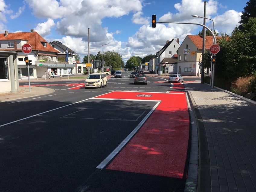 Die Baumaßnahme und Fahrbahnsanierung im Bereich Lübbecker Straße, Mindener Straße und Schwabenring waren Ausgangspunkt für die Verbesserung des Radverkehrs. Neu ist jetzt der Schutzstreifen an der Mindener Straße, der bis in den Kreuzungsbereich verlängert wurde. 