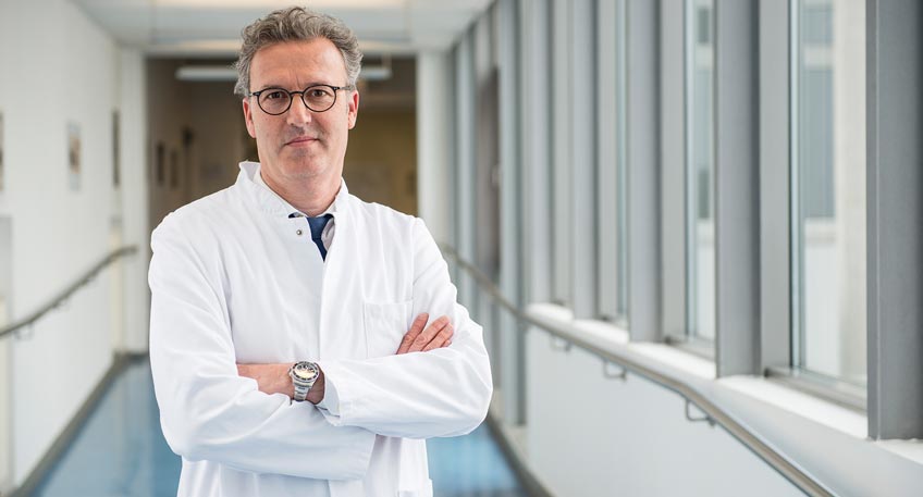 Mehr als 900 künstliche Gelenke werden in der Universitätsklinik für Allgemeine Orthopädie der Auguste-Viktoria-Klinik in Bad Oeynhausen jährlich eingesetzt. Patientinnen und Patienten erhalten zum Beispiel ein neues Knie- oder Hüftgelenk.